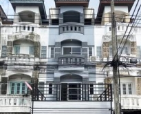 ขายทาวน์โฮม 4 ชั้น ซอยนวลจันทร์ ใกล้เลียบทางด่วนเอกมัย-รามอินทรา